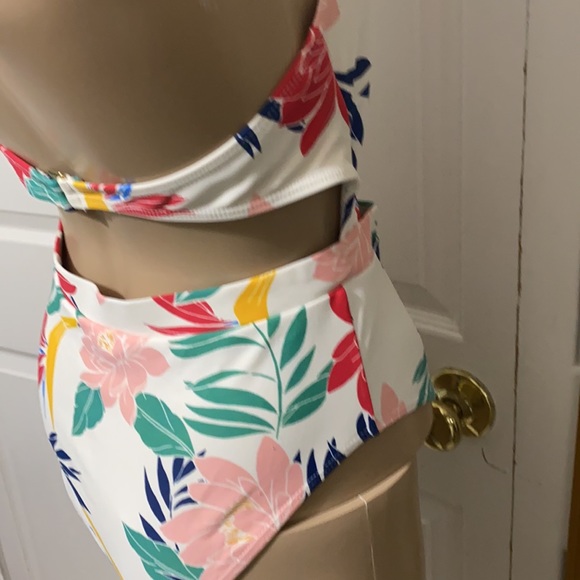 Cut out bathing suit med nwot - Picture 7 of 7